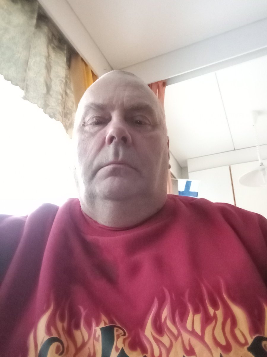 VartoJari's tweet photo. Ruuanlaitto puuhissa kotona https://t.co/SzoEALQ8T7