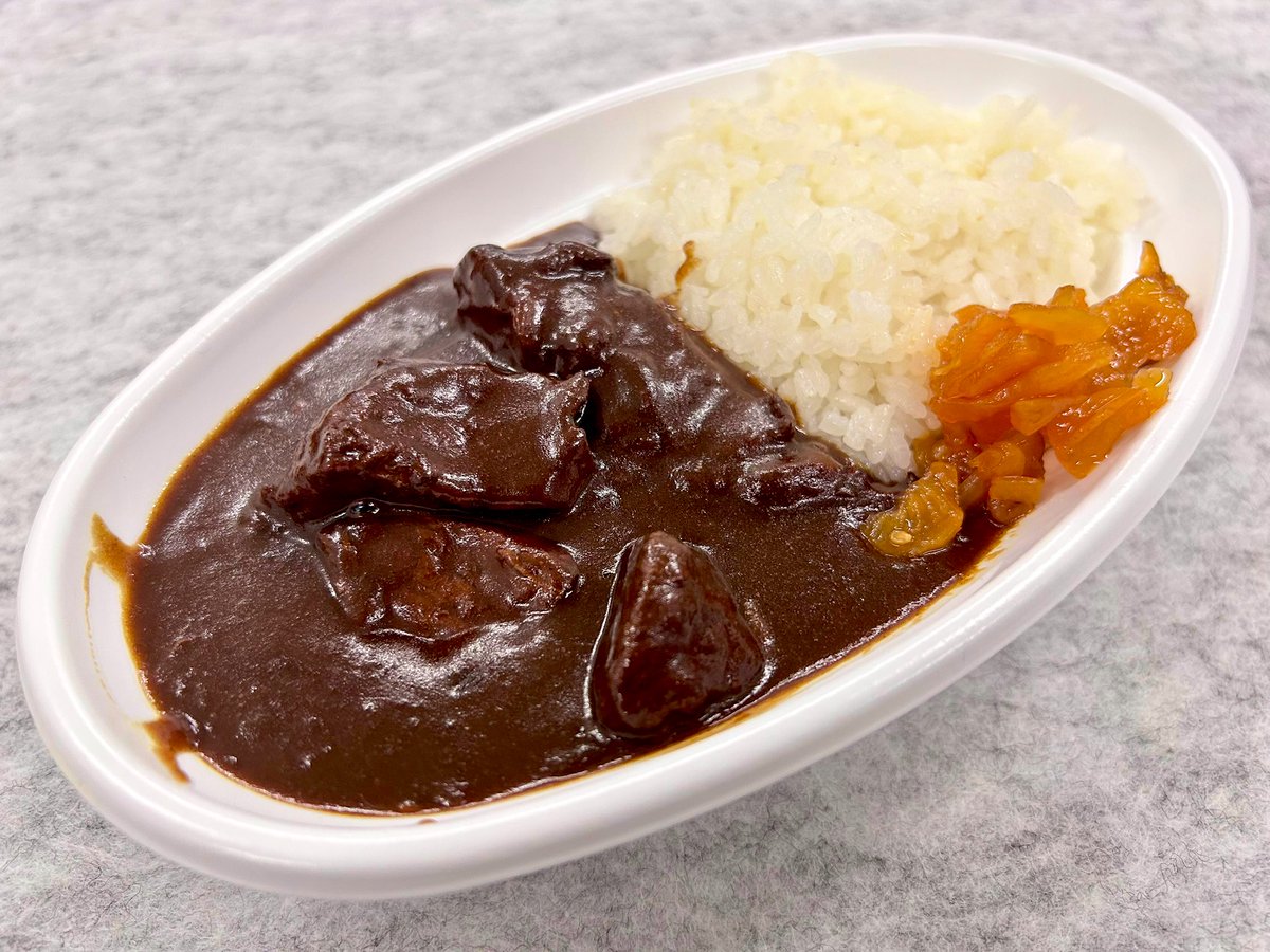 SAMURAILAB1's tweet photo. お疲れ様です☺️

＼本日のランチは会長特製カレー🍛✨／

見てください、このツヤとゴロゴロのお肉…🤤

お腹も心も満たされる絶品カレー、ごちそうさまでした！🙏

残りの時間も頑張りましょっー！！！💪❤️‍🔥

#企業公式フォロー祭り 
#企業公式ランチ部
#カレーは飲み物 https://t.co/uYUon4QiQF