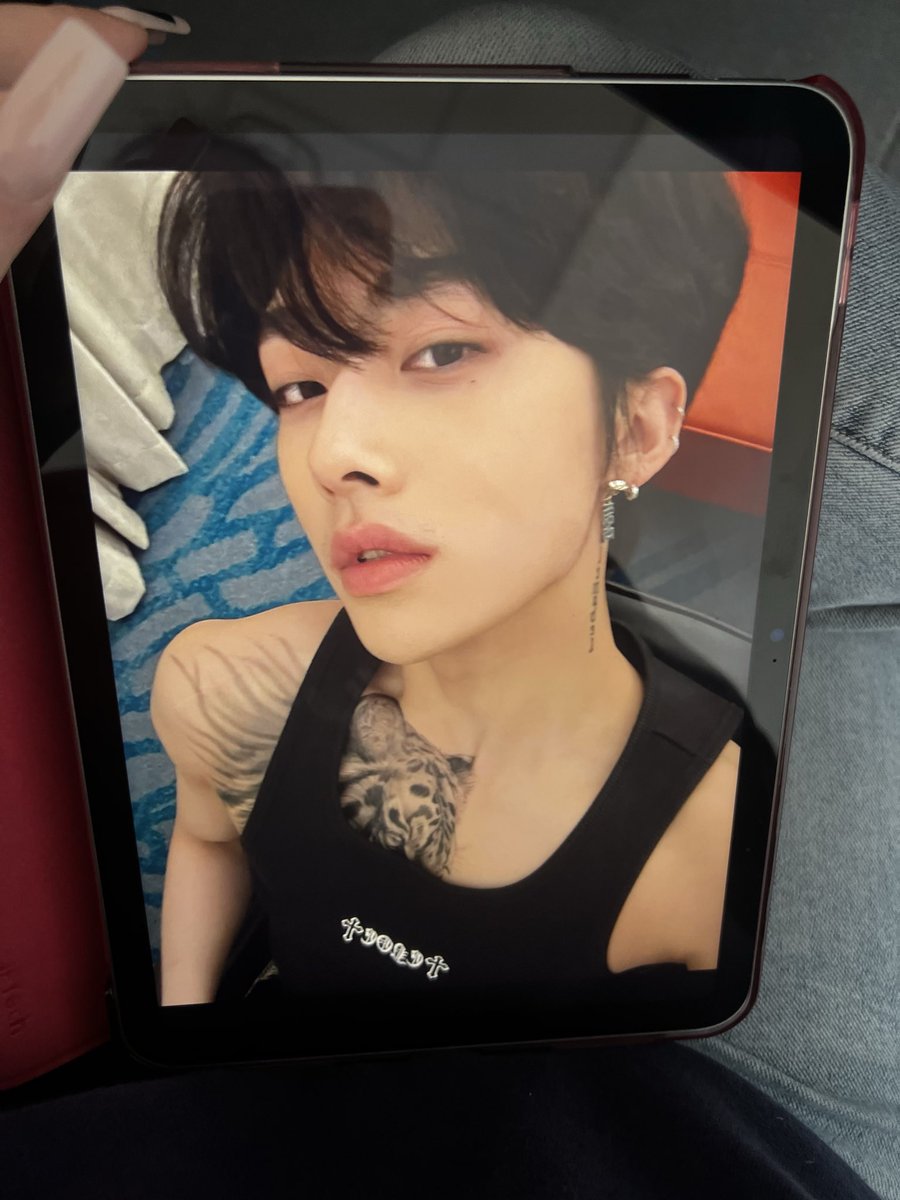 gaysoobinie's tweet photo. opened my ipad in class to take notes and i forgot he was still there almost moaned out loud in front of everyone https://t.co/TeuQC1V6gK