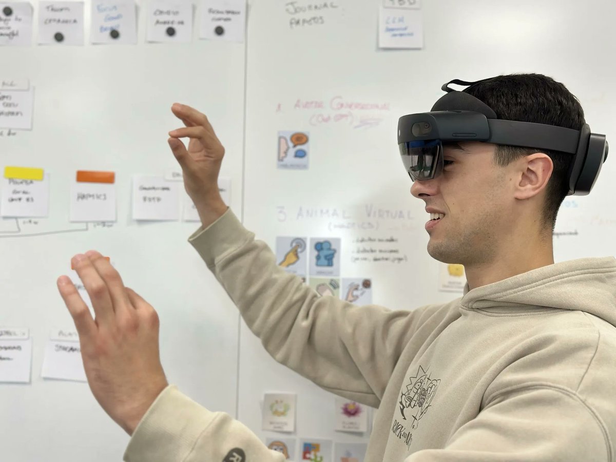 ITI_TIC's tweet image. 💡 En Meta Connect 2025, la combinación de IA generativa y Realidad Mixta volvió a situarse en el centro del debate. Un futuro donde los mundos físicos y digitales se fusionan para crear experiencias personalizadas.

En ITI, ese futuro ya está tomando forma con #CUIDAR, un…