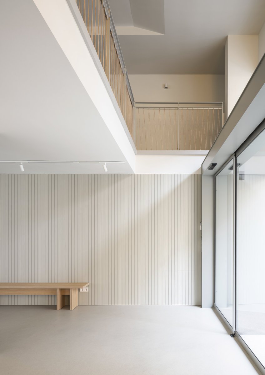 Interior_es's tweet image. Estudi Maite Prats Arquitectura Interior transformó un local en las #oficinas de GISCE-TI, un espacio de trabajo abierto, funcional, adaptado a las nuevas dinámicas laborales, con una imagen luminosa y acogedora.
-&amp;gt; Fotografías: Marc Torra - Fragments
-&amp;gt; interioresminimalistas.com/2025/10/07/un-…
