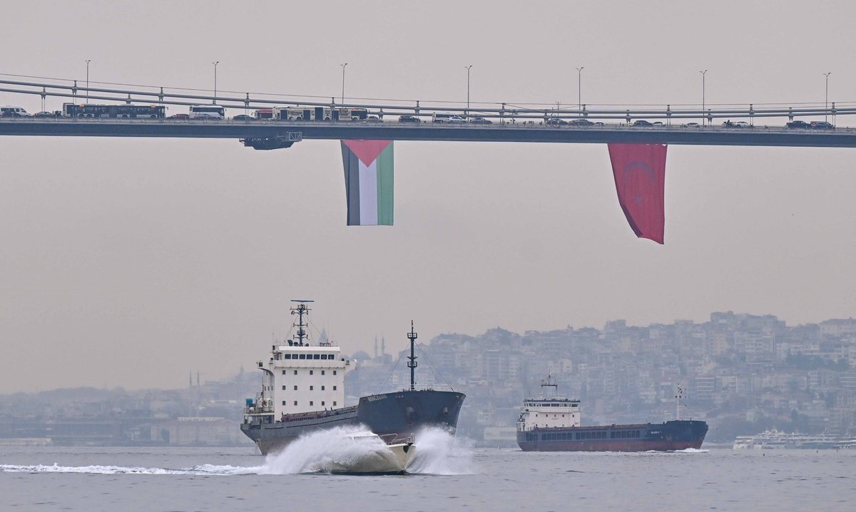 gztcom's tweet photo. 🇹🇷🇵🇸İstanbul Boğazı'ndaki köprülere Filistin'e destek için bayrak asıldı https://t.co/t1wD8iUG4K
