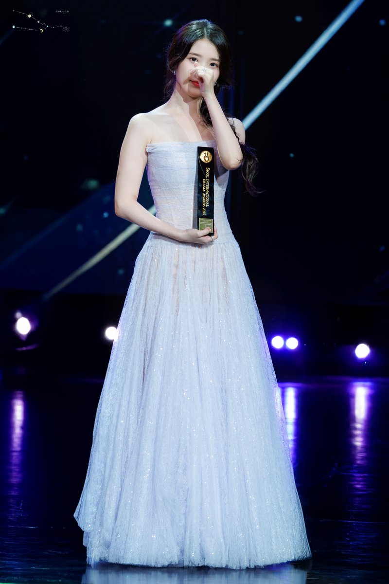 251002 #아이유 서울드라마어워즈 단체사진 11pics
iu-snoopy.tistory.com/53
