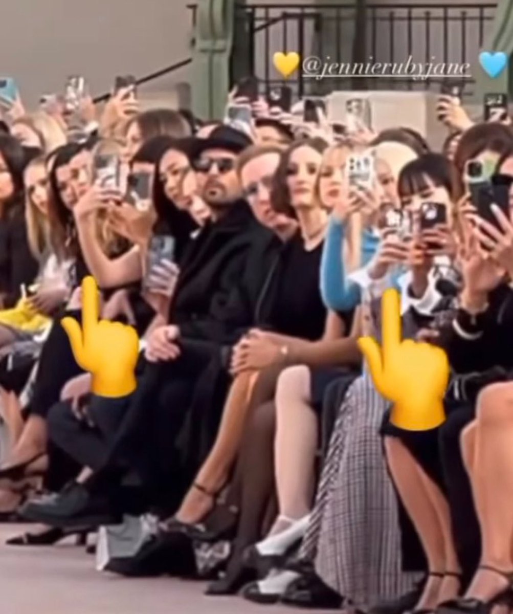 you_you13329900's tweet image. REBECCA AT CHANEL PFW SS26
#CHANELSpringSummer26xBecky 
#CHANEL
#beckysangels 
SS25.                                                         SS26