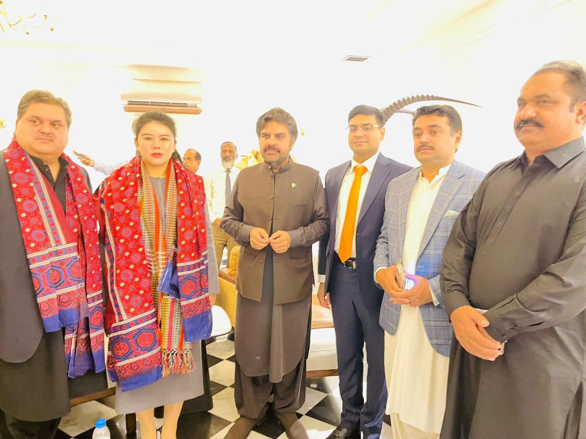 #Karachi Hyderabad Mayor <a href="/KashifShoroPPP/">Kashif Shoro</a> and Sindh Local Govt Minister <a href="/SyedNasirHShah/">Syed Nasir Hussain Shah</a> shahmet with a delegation of Chinese investors. Senior officials were also present. Various matters were discussed,and traditional Sindhi Ajraks were presented to the guests.
<a href="/BBhuttoZardari/">Bilawal Bhutto Zardari</a>