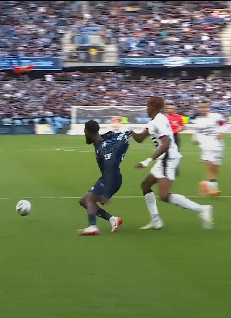 AurelDeRetour's tweet image. Non on soutien pas finalement