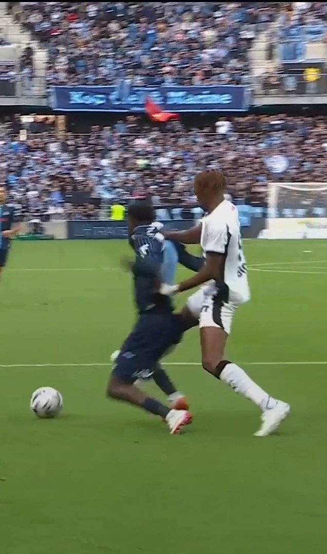 AurelDeRetour's tweet image. Non on soutien pas finalement