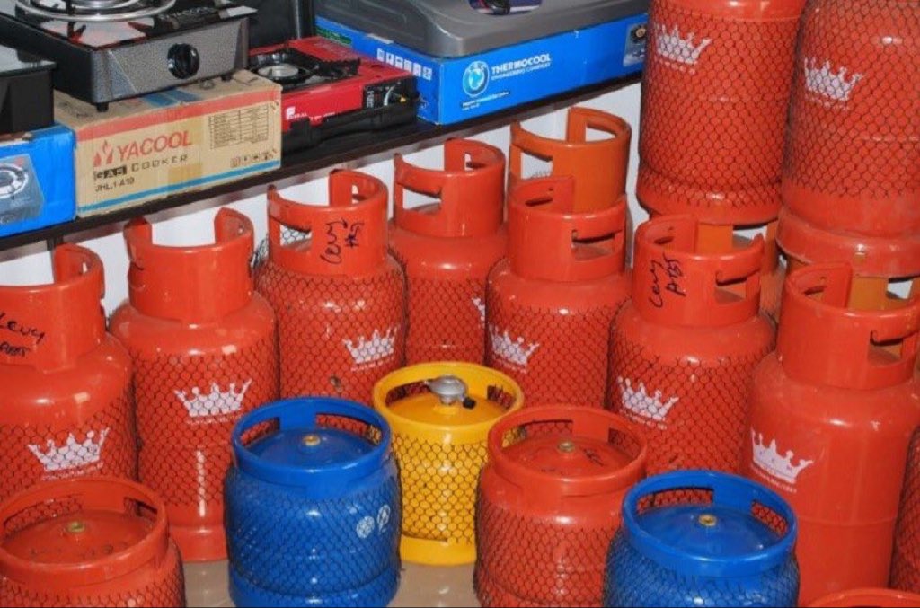 instablog9ja's tweet photo. Dangote Refinery has again slashed the ex-depot price of cooking gas, lowering it from ₦810 per kilogram to ₦760 per kilogram. https://t.co/M8LA3B6kN8