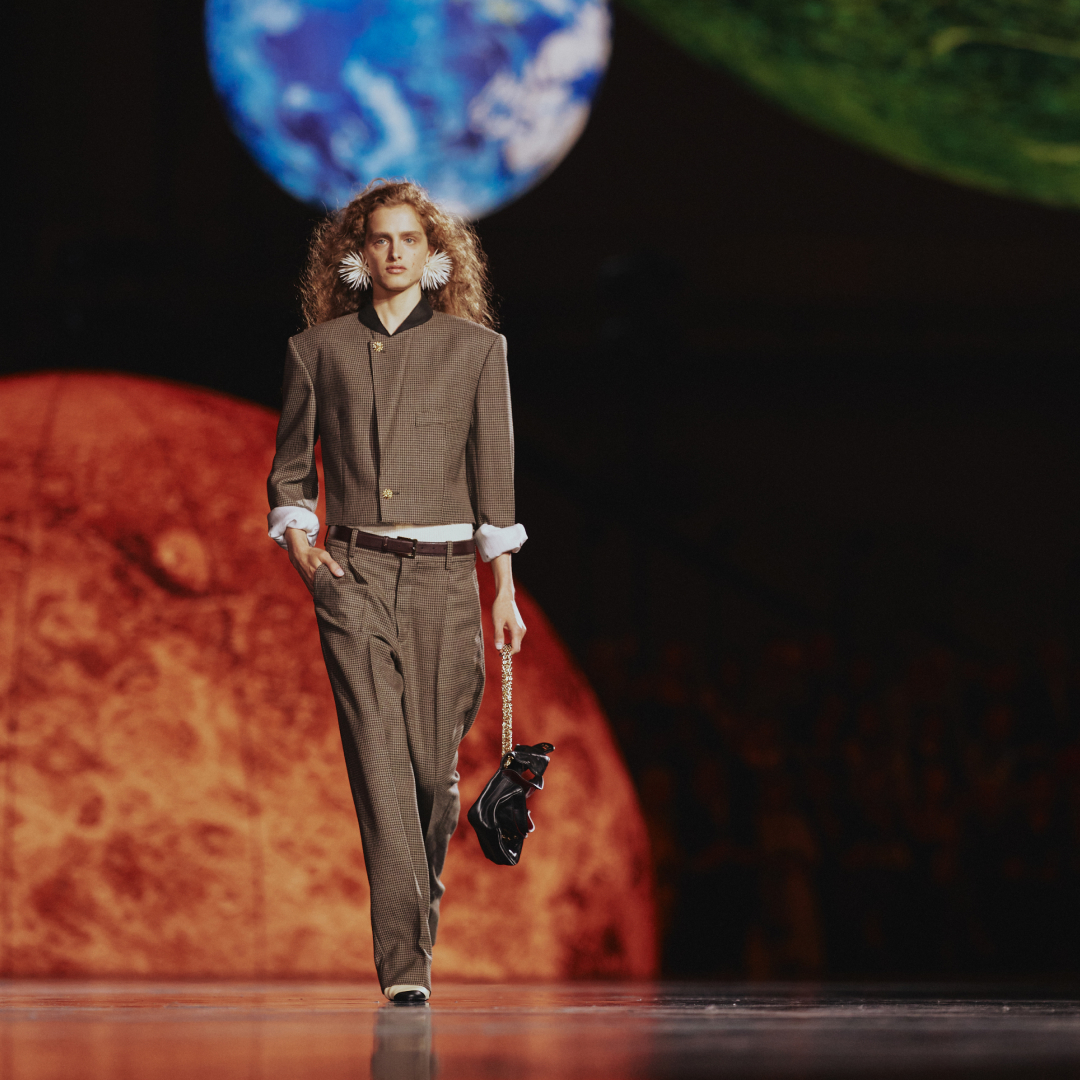 マスキュリンとフェミニンの融合、ゆったりとしたカッティング、千鳥格