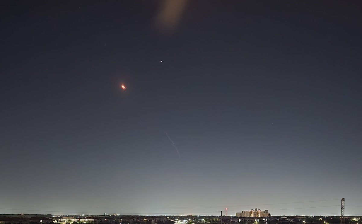 CPetersen_CS's tweet image. For the saner (sleeping ;-) folks at #IBM #TechXchange, the SpaceX Falcon-9 (Starlink) launch was actually visible from the Hilton a little before 3am...  Pretty cool even at this distance...