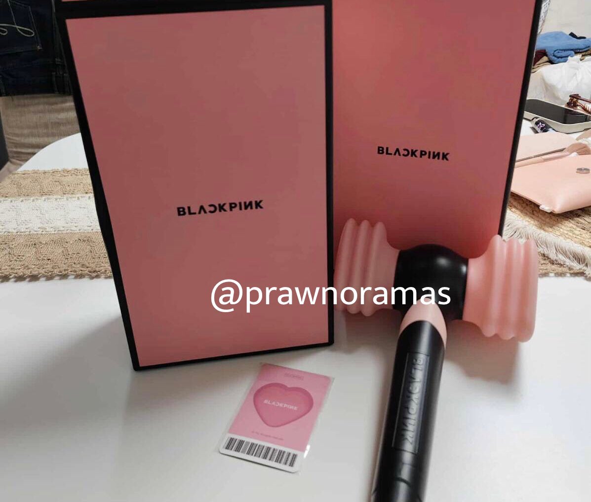 prawnoramas's tweet photo. ปล่อยแท่งไฟ ver.2 มี 2 อัน อุปกรณ์ครบ มีกล่อง มีการ์ด ใช้งานคอน 1 ครั้ง ราคาอันละ 950 รวมส่ง 
#แท่งไฟblackpink
#ตลาดนัดบพ 
#DEADLINE_IN_BANGKOK
#BLACKPINK_WORLDTOUR2025
#BLACKPINK https://t.co/6PUA4o30lp