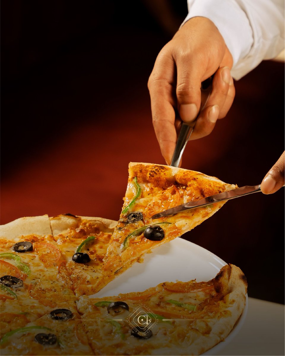 بيتزا خضار| Vegetable Pizza
وش ما كان مزاجك.. بيتزا كرِِمزُن مايختلف عليها اثنين. استمتع بخصم 10% على البيتزا من كرمزن
crimson.sa/qr-menu