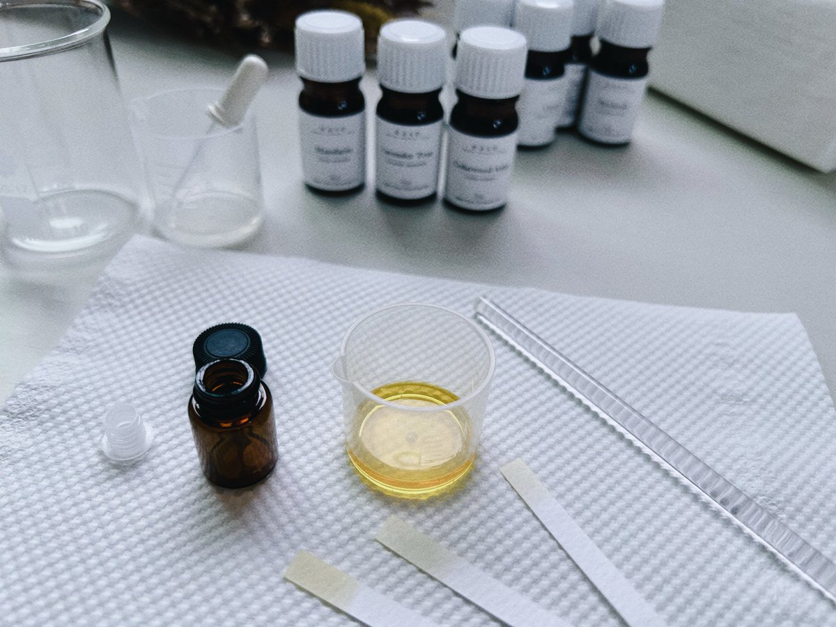 秋の香りのブレンド中🍂

マンダリンの甘さと🍊
ウッディな深みを少し🌳

少しずつ香りが重なっていく瞬間が
いちばん好きです🕯🪞

#アロマブレンド #アロマ #精油 #香りのある暮らし