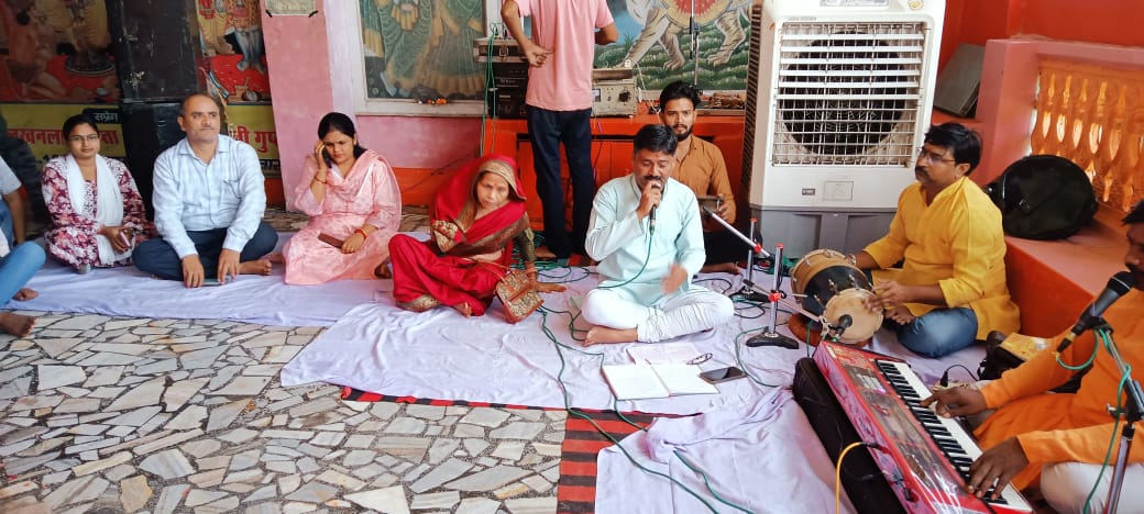 NPPBindki's tweet photo. आदि कवि महर्षि वाल्मीकि जी की जयंती के शुभ अवसर पर नगर पालिका बिन्दकी द्वारा नगर पालिका कार्यालय के बगल में प्रभु श्रीराम विराजमान मंदिर में सुन्दरकाण्ड का आयोजन किया गया.... 
#MaharshiValmikiJayanti 
@aksharmaBharat 
@SBM_UP 
@dmfatehpur 
@NagarVikas_UP https://t.co/OCAy19MAKv
