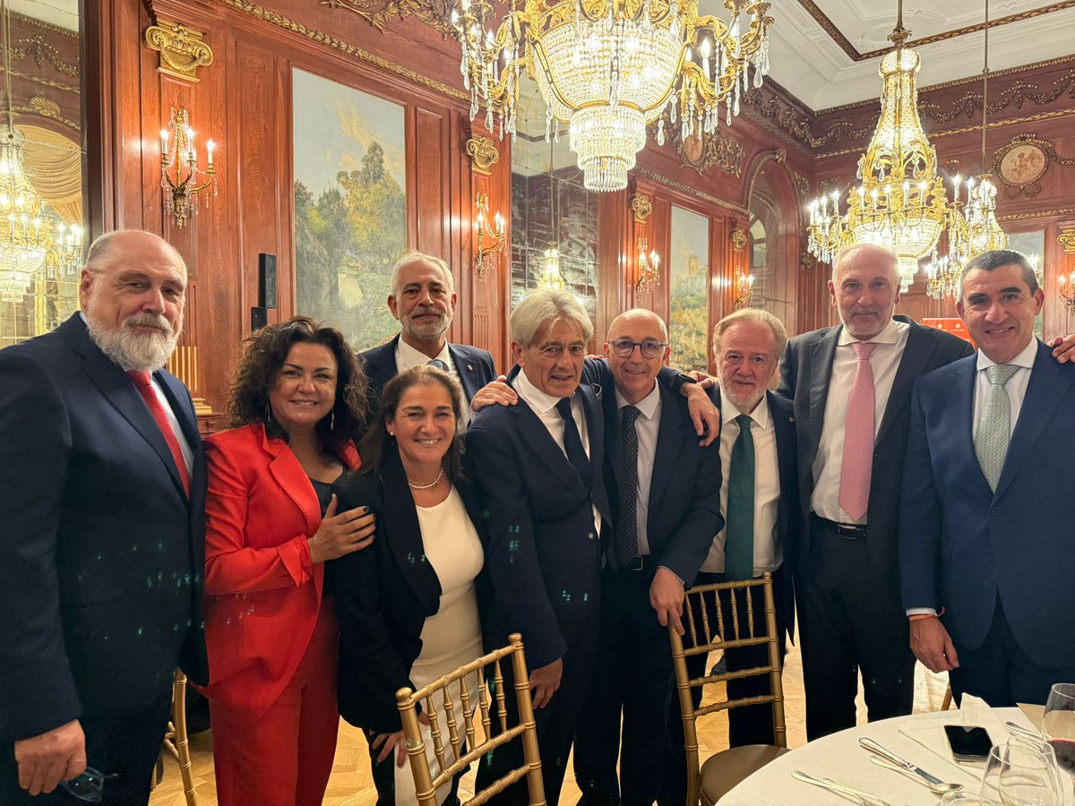 🎖️<a href="/EconomistasOrg/">Economistas</a> ha concedido la Gran Cruz al Mérito en el Servicio de la #Economía a <a href="/PichValenti/">valentí pich rosell</a>, expresidente del Consejo.

👏Desde <a href="/Consejoandaluz_/">Consejo Andaluz Colegios Profesionales Economistas</a> nos sumamos a este merecido homenaje a un referente de la profesión.

📸Decanos andaluces presentes en el acto de entrega.