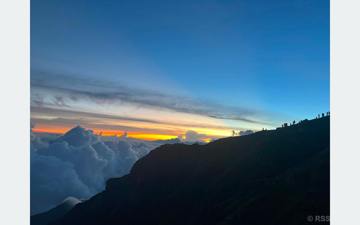 बाजुराको बडिमालिका मन्दिरबाट देखिएको बिहानी झिसमिसेको दृश्य । समुद्री सतहबाट चार हजार दुई सय मिटर उचाइमा पर्ने बडिमालिका क्षेत्र जुनसुकै मौसममा पनि भ्रमण गर्न सकिने ठाउँ हो । तस्बिरः भूमिराज पिठातोली÷रासस
#rssnepal #Bajura