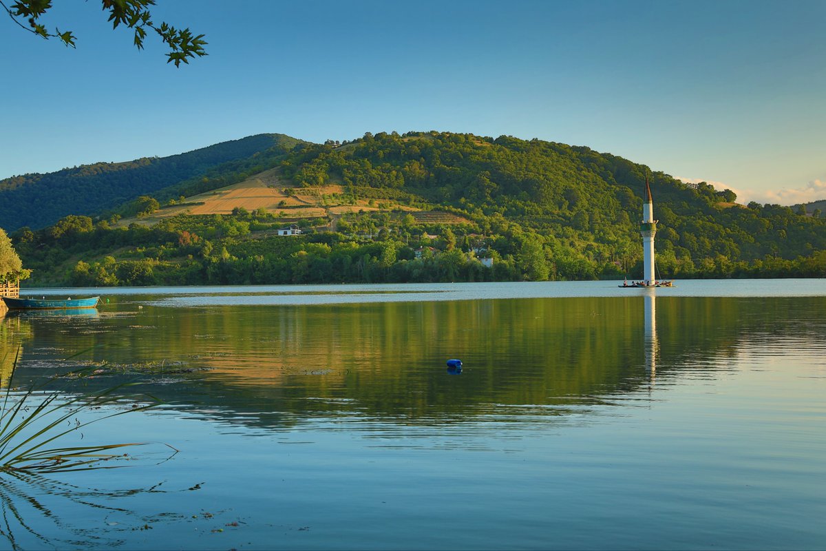 Suyun altında kalan köyün hatırası, caminin yıkılmayan minaresinin göğe yükselişiyle yaşamaya devam ediyor. ❤️

Bafra sizleri bu güzel hikâyeye tanıklık etmeye davet ediyor. 🚣🏼‍♀️

📍Bafra / Batık Minare