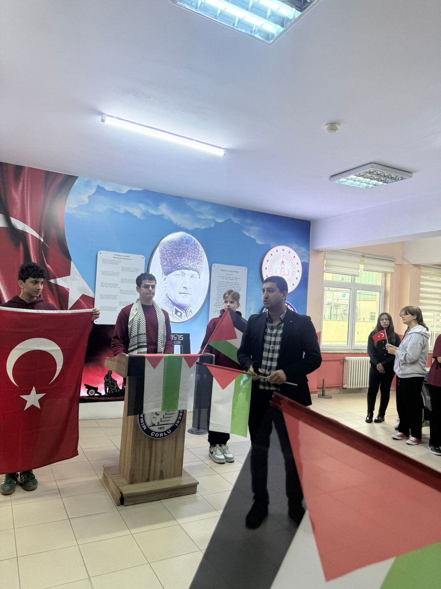 corlumsal's tweet photo. Okulumuzda Filistin Farkındalık Etkinliği düzenlendi.İsrail zulmü lanetlenirken, insan onurunun, demokratik değerlerin vazgeçilemez olduğu,zulüm ve katliamın biran önce durdurulması gerektiği dile getirildi,Filistin'e destek çağrısı yapıldı. @tcmeb @tekirdagmem @CorluMem @hete61 https://t.co/0dgiFiMIUq