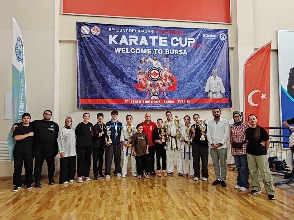 Hopalı karateciler Bursa’da katıldıkları turnuvadan madalyaları toplayarak döndüler.

hopam.com/icerikdetay.ph…