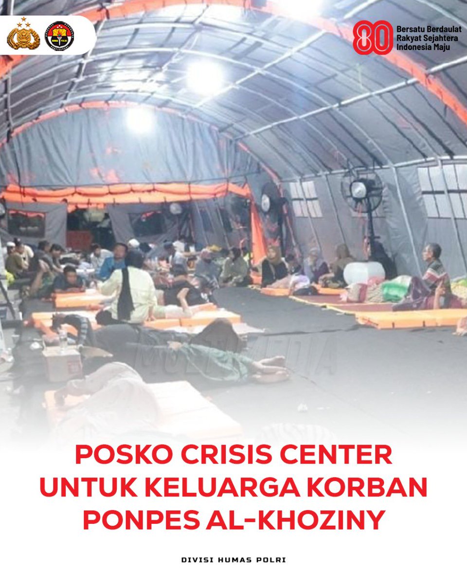 DivHumas_Polri's tweet photo. Polri melalui Polda Jawa Timur (Jatim) mendirikan posko Crisis Center di RS Bhayangkara Surabaya bagi keluarga korban robohnya Ponpes Al-Khoziny di Sidoarjo. Posko ini menjadi tempat informasi dan pendampingan selama proses identifikasi jenazah oleh Tim DVI Polda Jatim. Sejak Jumat (3/10) malam, keluarga korban mulai berdatangan dan menginap di tenda yang disiapkan. Hingga Sabtu (4/10) pagi, tim telah menerima sembilan kantong jenazah.

“Kami ingin keluarga korban tetap dekat dengan sumber informasi dan mendapat dukungan penuh dari kami.” ujar Kabidhumas Polda Jatim Kombes Pol. Jules Abraham Abast, S.I.K.
