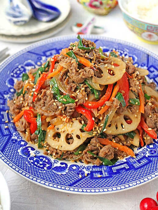 ManoaGroup's tweet image. ✨ Crispy Lotus Root Bulgogi ✨

Tender beef, seasonal veggies, and the perfect crunch from lotus root! 🍖🥕🌶
Quick, easy, and full of flavor — a family favorite for weeknight dinners.
x.gd/PX220
#EasyJapaneseRecipes #JapaneseRecipes #JapaneseFood #Washoku