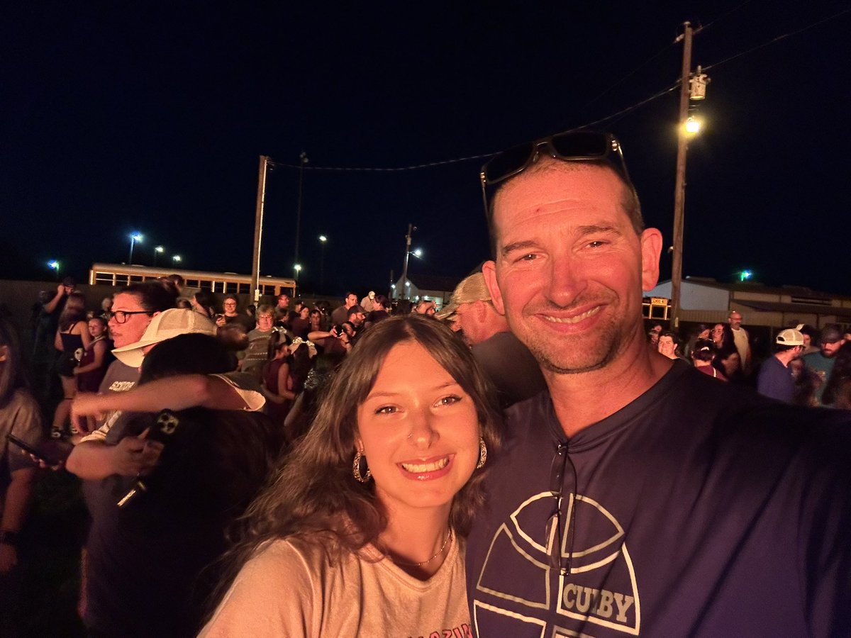 coachmurphy34's tweet photo. Homecoming 2025 bonfire with my senior girl!! https://t.co/u18H8UEUe2