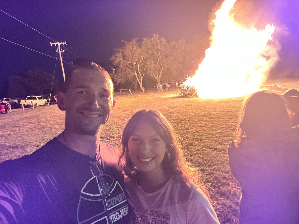 coachmurphy34's tweet photo. Homecoming 2025 bonfire with my senior girl!! https://t.co/u18H8UEUe2