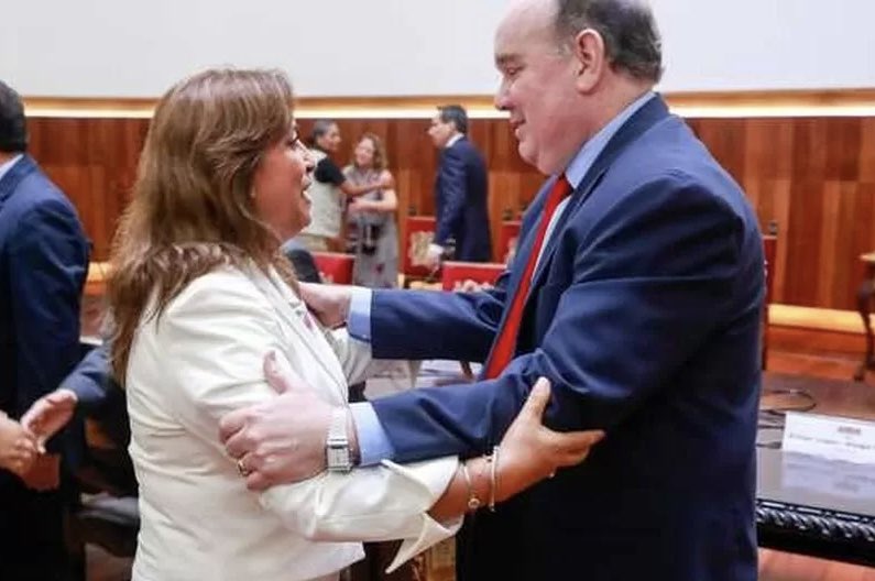 <a href="/LuisPesantes/">Luis Pesantes</a> Todavía recuerdo cuando "TRAFAEL"
ESTAFADOR MUNDIAL,se desvivia en elogios para la incapaz Dinarata,calificandola como la mejor presidente q había visto.
Incluso "PorkyAliaga"se atrevió a pedir q vecinos B,Altos y H,perdida a dormir puerta abierta xq Lima tenía delincuencia cero.