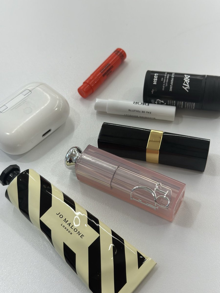 getitzz's tweet image. 외출용 파우치에 든것들. 수정화장은 하지 않음을 알수 있다.