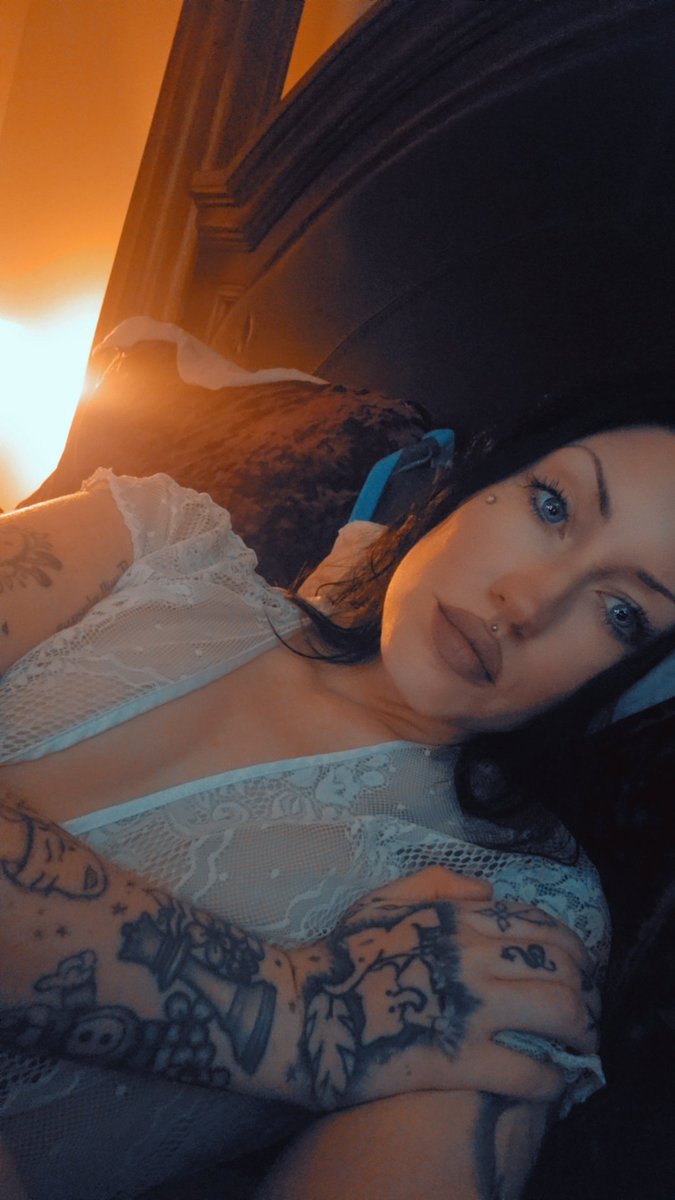 OFsinisterray's tweet photo. Come to bed 🖤 https://t.co/5AM0I3Zh6K