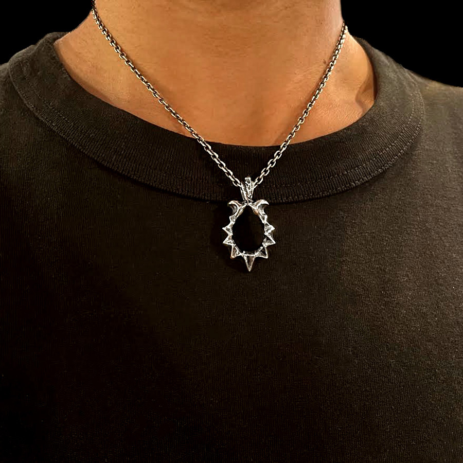 SILVER_GEEKS's tweet image. ギザギザとしたエッジ感が魅力のペンダント！

STRANGE FREAK DESIGNS
「ディレイン ホースシュー ペンダント」
ameblo.jp/silver-geeks/e…
「ディレイン ストレート ペンダント」
ameblo.jp/silver-geeks/e…
通販送料無料

#sfdjp
@STRANGE_FREAK