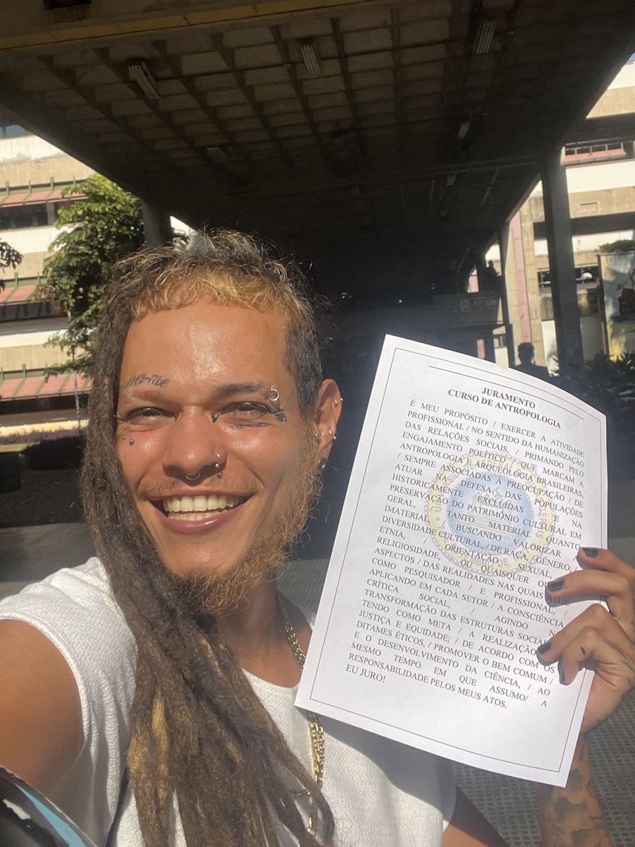 eu no meu primeiro (2017) e no meu último (2025) semestre na universidade pública 🙌🏽 #vempraufmg entrei calouro de medicina saí como antropólogue formade