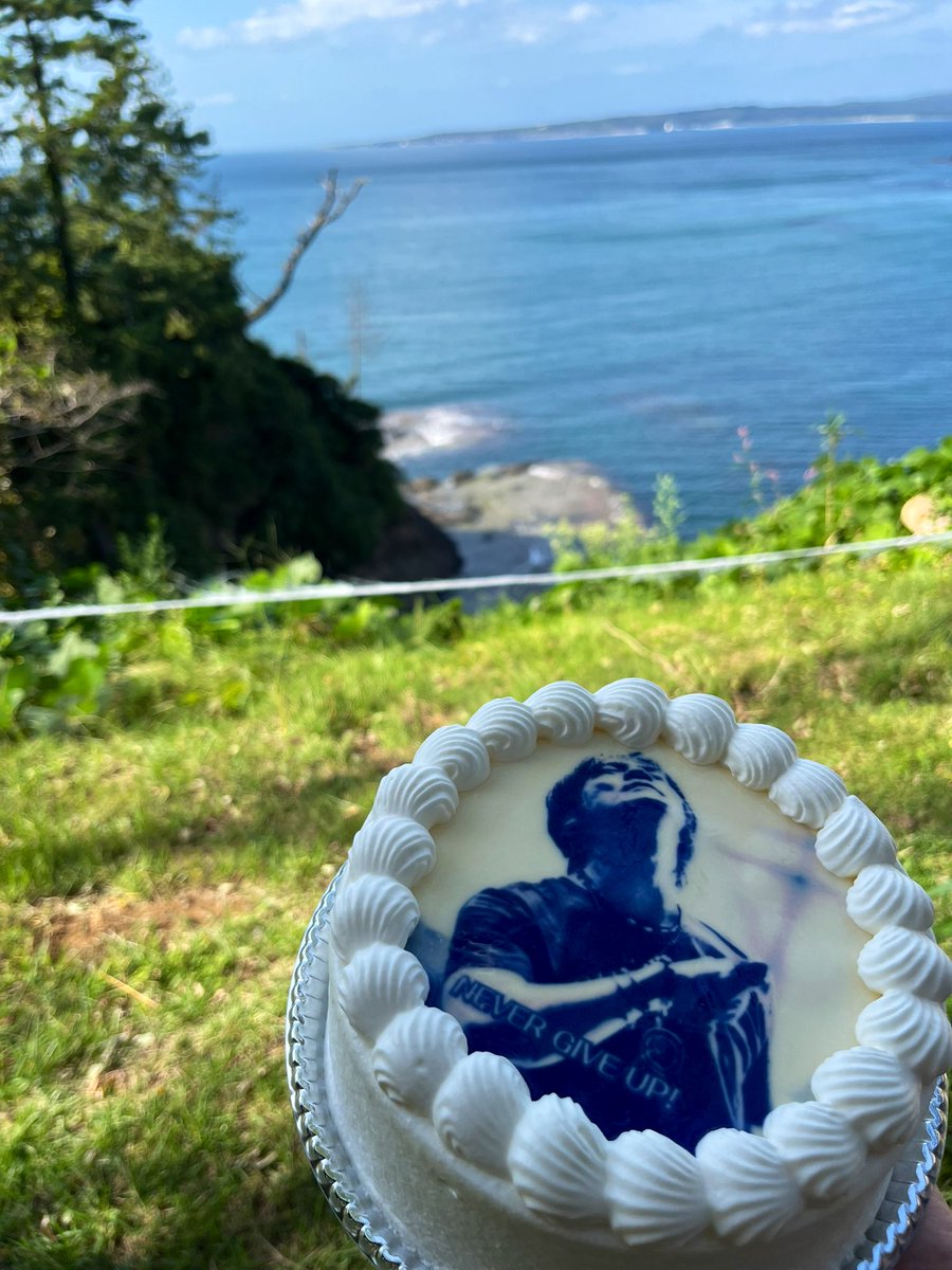 tomoi11's tweet photo. 友人らと誕生会をしました。過去のライブであったエピソードで笑ったり今は何をしてるかなどの妄想トークで大盛り上がり。

過去の話も楽しいけれど そろそろ未来の話をしたいんじゃ😏

#氷室京介誕生祭2025
#HappyBirthday 65th https://t.co/dBm0uAQGfX