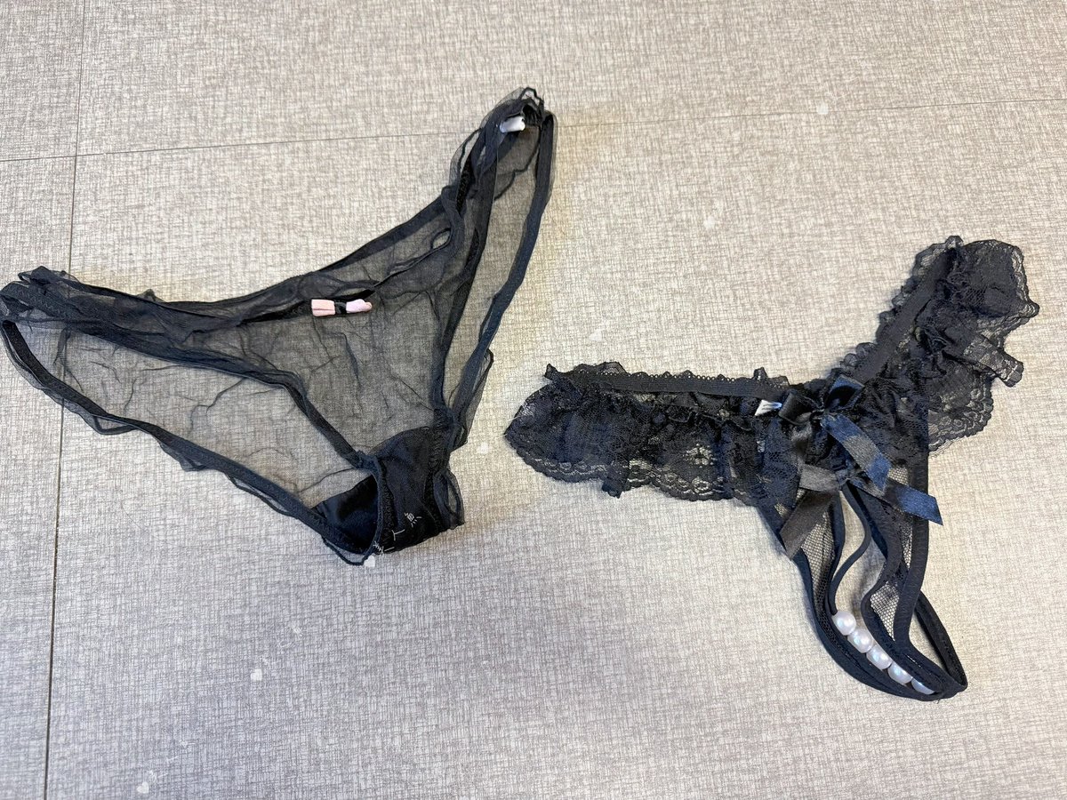 🧜‍♀️
襪子
愛迪達 450、其他250
每雙都穿整天 
底部的印記是腳汗的最好證明

CK套裝 1500
都有免費加慰，分泌物濕濕的
附穿照

內褲 300
都是蕾絲款 趕快把他們帶走吧

#原味內褲 #原味內衣 #原味襪子 #原味賣家 #原味 #原味胖次 #原味CK