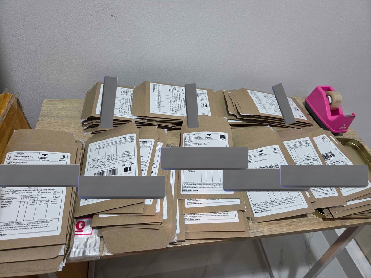 The MBK Billboard Donations commemorative merch are on the way!! Every postcards and stickers draw by <a href="/AdarinSinner/">Adarin</a> and <a href="/ToonHoshi/">Toon</a> and uniquely signed by me. 🍎

If you receive them, please take photo and give me an honest reaction to the messages on the card!!! 😂

#ロゼ隊