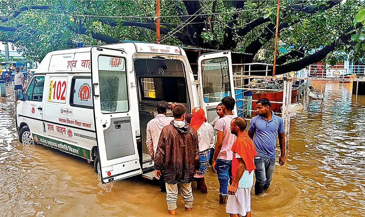 iiamPRY's tweet image. #Bihar| People stand in #waterlogged premises of a hospital after heavy #rainfall, in Gopalganj. #BiharElections2025  #BiharPolitics  #NDAForBihar  #14nov_nda