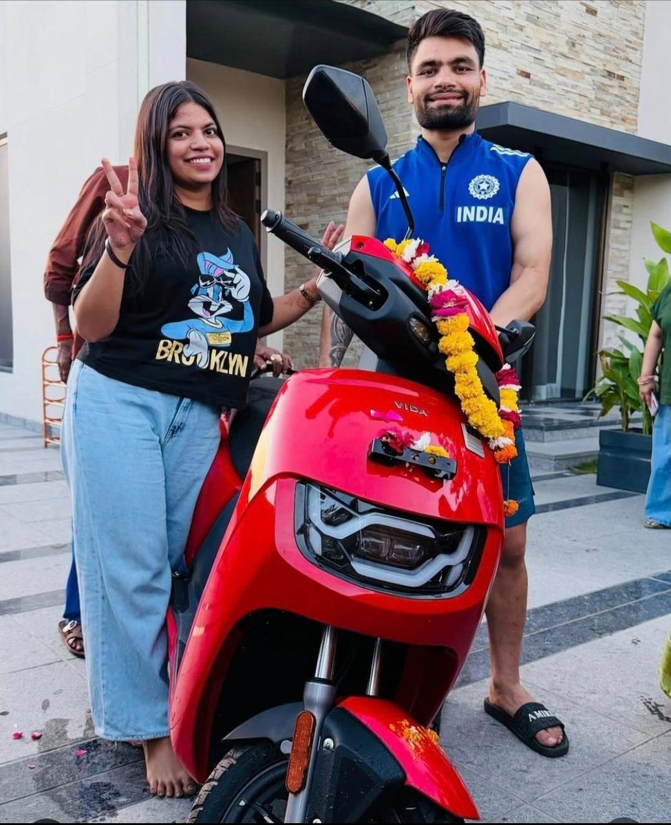 Rinku Singh ने अपनी बहन को स्कूटी गिफ्ट की है, दुबई से लौटने के बाद,

भाई इतना पैसा कमा रहे हो,
कम से कम डिफेन्डर देना था बहन को,