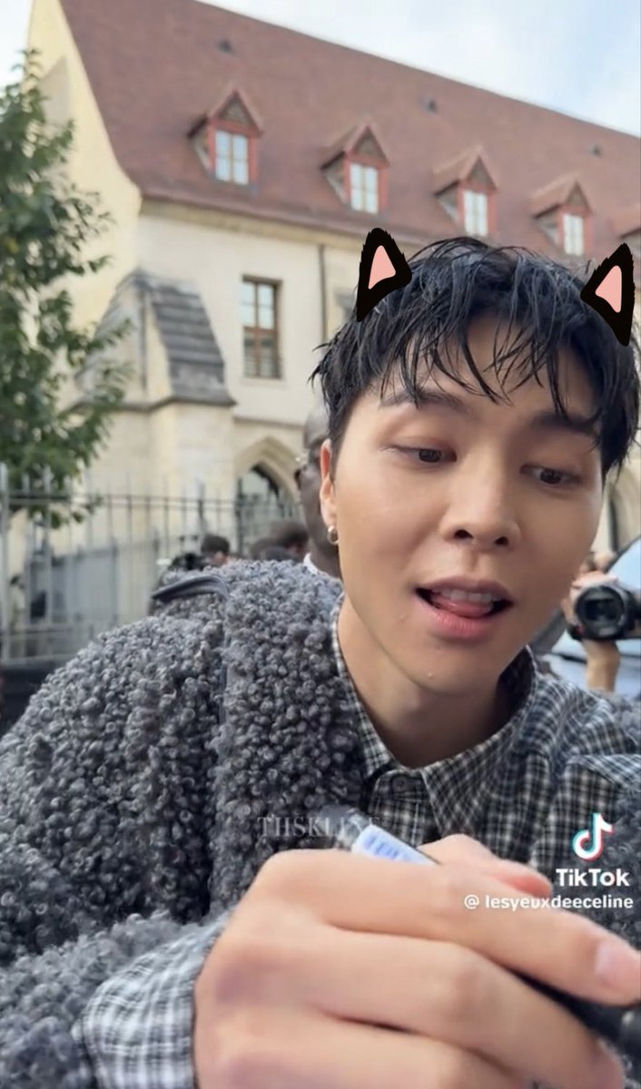 รีโพสหรือเมนชั่นเพื่อให้เปียกๆ แล้วแมวดำจะให้โชคคุณ🐈‍⬛✨

JOHNNY SUH AT PARIS FASHION WEEK
#AcneStudiosSS26xJohnnySuh
#AcneStudios <a href="/acnestudios/">Acne Studios</a>