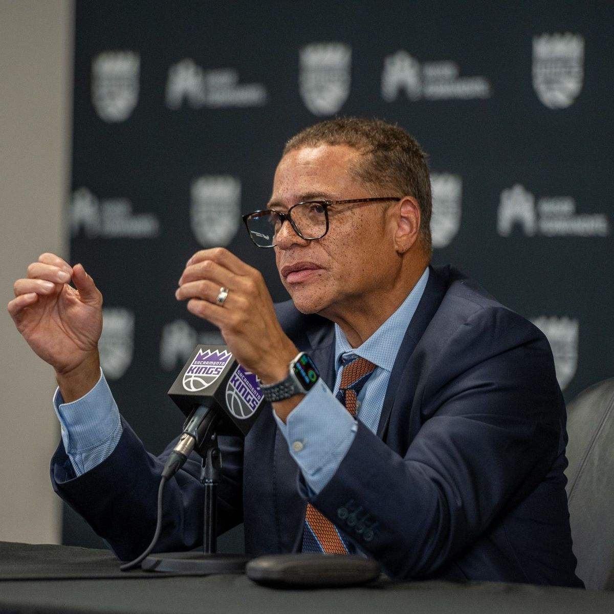 SacObserver's tweet image. Scott Perry, the new General Manager of the Sacramento Kings, is determined to build a winning culture based on the values of structure, determination, and perseverance, which he learned from his father. sacobserver.com/2025/10/scott-…