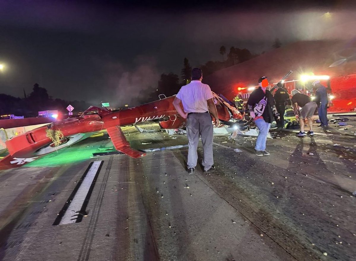 upuknews1's tweet image. #WATCH: Shocking Video footage of the moment  Helicopter Crash into Vehicles on Sacramento’s Highway 50.

#Helicopter #Crash #California #LosAngeles #USA #UnitedStates #AviationNews #HelicopterCrash #Sacramento