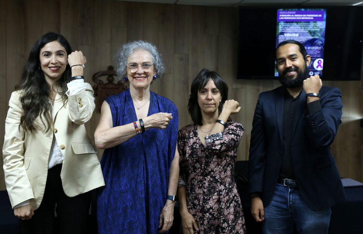gacetaudeg's tweet photo. Investigadores del #CUCBA desarrollaron una pulsera con código QR que ayuda a localizar a personas con #Alzheimer. 📍

El brazalete envía ubicación en tiempo real y muestra datos médicos para brindar atención rápida y segura. 🧠

Detalles 👉 https://t.co/MQvIIaV1eI https://t.co/662gHix91r