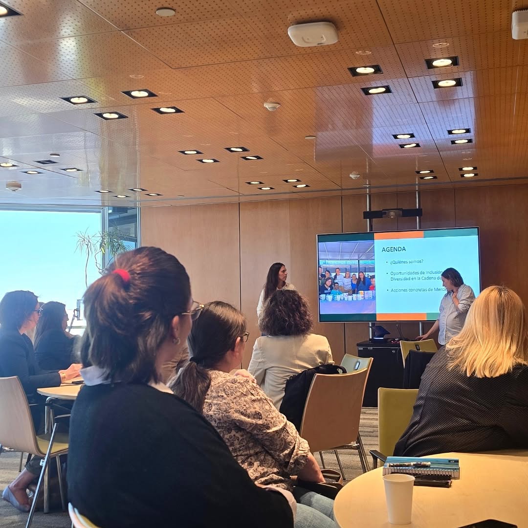 empresasinc_ar's tweet photo. 💬 En esta nueva jornada del #ProgramaPuentes, contamos con la participación de Nicole y Gabriela, fundadoras de #MercadoInclusivo, quienes compartieron su experiencia impulsando el trabajo de emprendimientos liderados por personas con discapacidad. https://t.co/2AXswy0eLg
