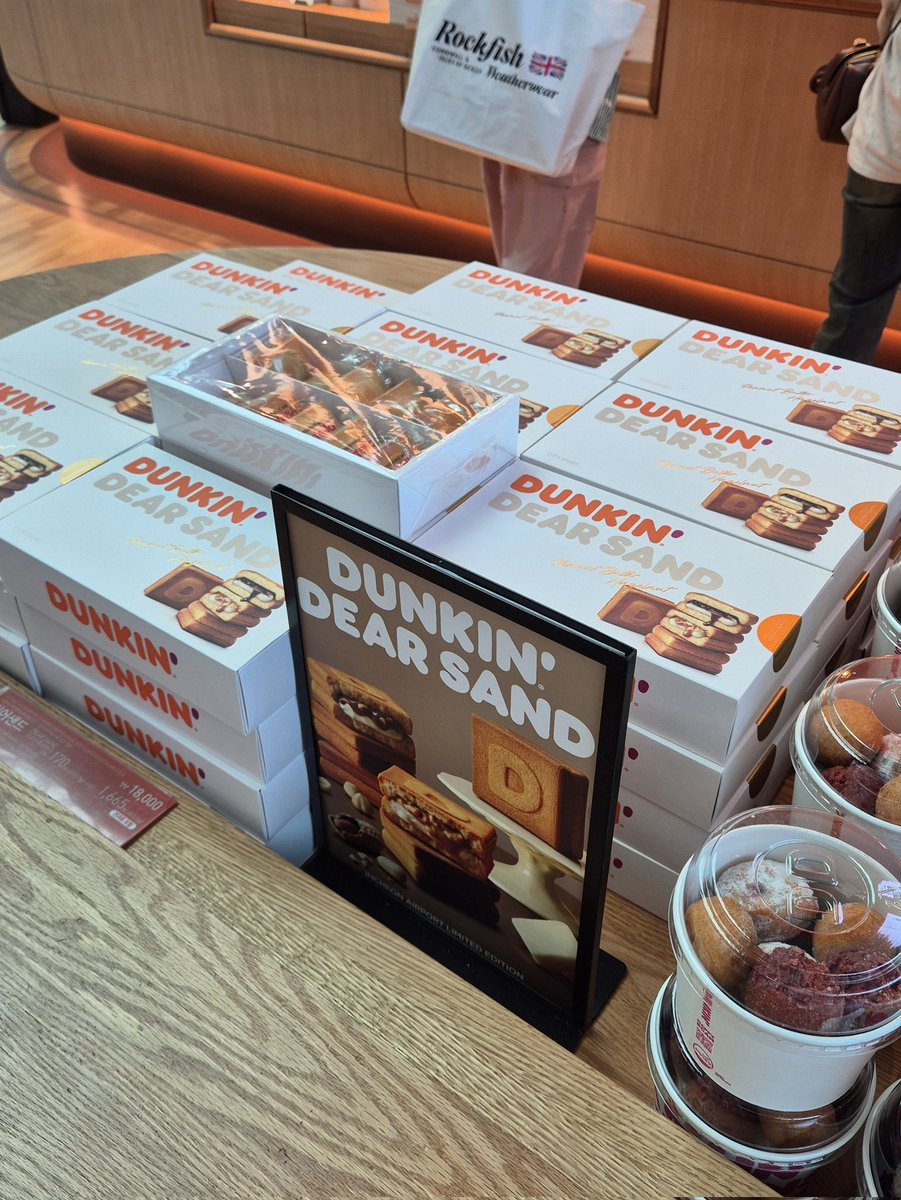 newt_travel's tweet photo. ダンキンドーナツの仁川空港限定「DUNKIN DEAR SAND」をご存知ですか？
実はこれ、2025年9月から販売開始した新商品なんです🍪
サクサクのバタークッキーに、ヌテラバター味とピーナッツバター味の2種類の濃厚クリームがサンドされています✨
韓国おみやげに現地スタッフもおすすめしています🇰🇷 ぜひチェックしてみてください！ 

💰️ DUNKIN DEAR SAND 18,000ウォン