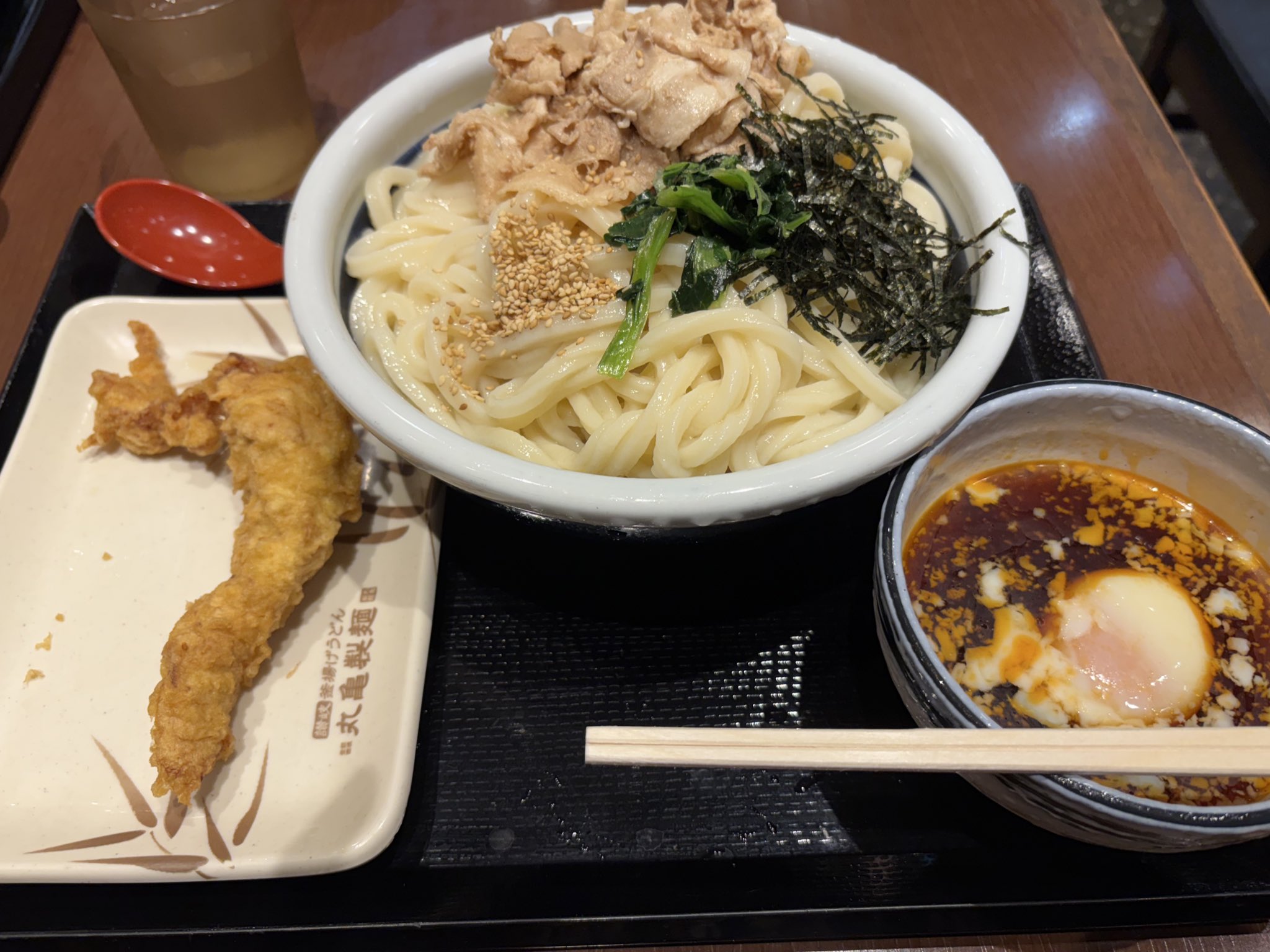 うどん 大阪・梅田 うどん屋きすけ 冷たい肉ぶっかけにぷるトロ卵と