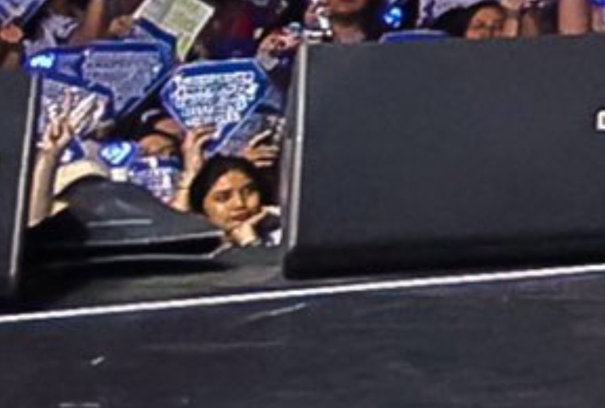 msarahnghae's tweet photo. 'Yung first time mo mahagip sa group shot nila tapos di ka pa nag-smile! 😭 Note to self, mag-smile na palagi sa group photos kahit feeling mo di ka naman makikita 😅 https://t.co/0WFDBqSwuW