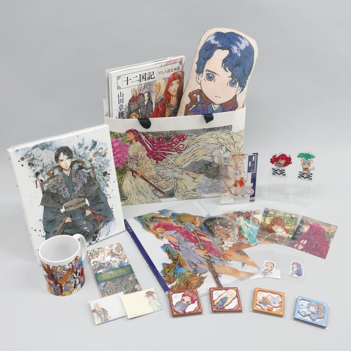 himeji_bungaku's tweet image. #十二国記山田章博原画展 より
ミュージアムショップには、先行販売グッズを含む新潮ショップの商品から書籍まで多数揃えております❗️
また、会場限定商品として展覧会のメインビジュアルを配したショッパーをご用意いたしました♪原画展の感動と余韻を、素敵なアイテムとともにお持ち帰りください💕