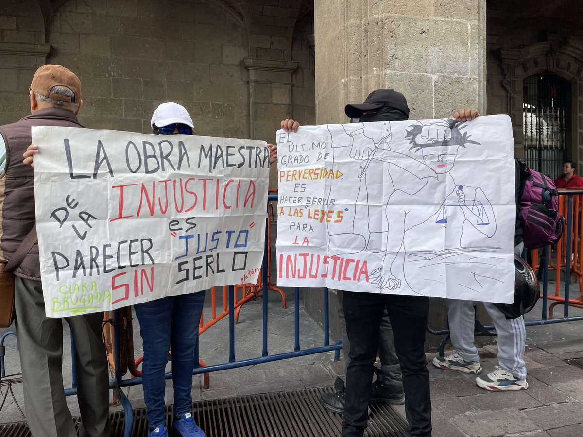 amarilloalarcon's tweet photo. ‼️Es el robo cometido x #Encapuchados del #BloqueNegro
en 24 módulos
de joyería con pérdidas superiores a los 330 mdp
Hoy protestaron policías y ex policías, así como familiares para exigir garantías en su desempeño y respeto a sus #DerrchosHumanos
Piden destitución de Ocelótl https://t.co/FrRqCjZgiL