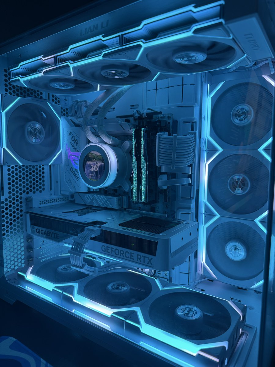InFullSync's tweet photo. Guess I never posted a picture of the new PC. Damn is it nice being off of the PS5 https://t.co/7iOjggmfE8