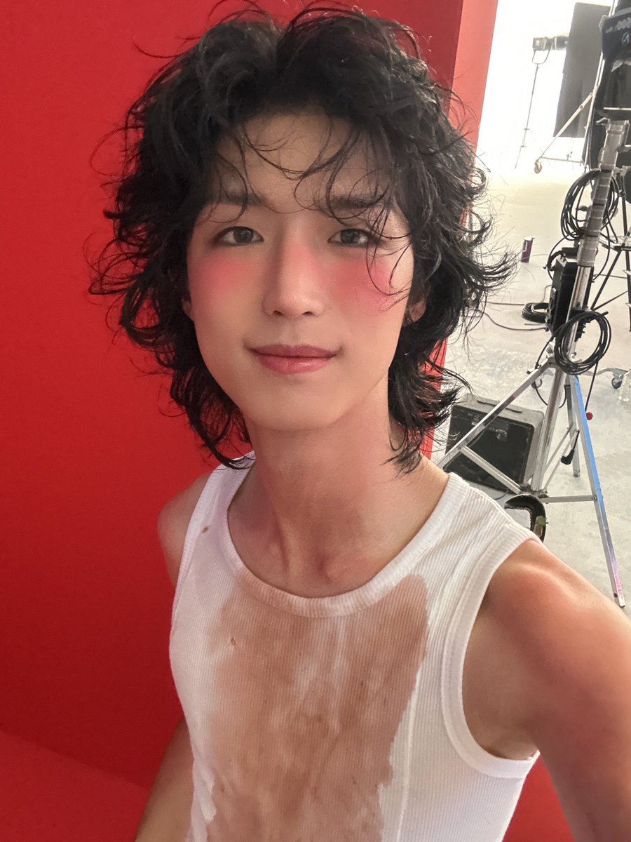 아니시발 .. 실제로는 너무 애기의 얼굴이라 착잡해짐
이 셀카 보고 과거의 내 발언들을 돌아보게 됨