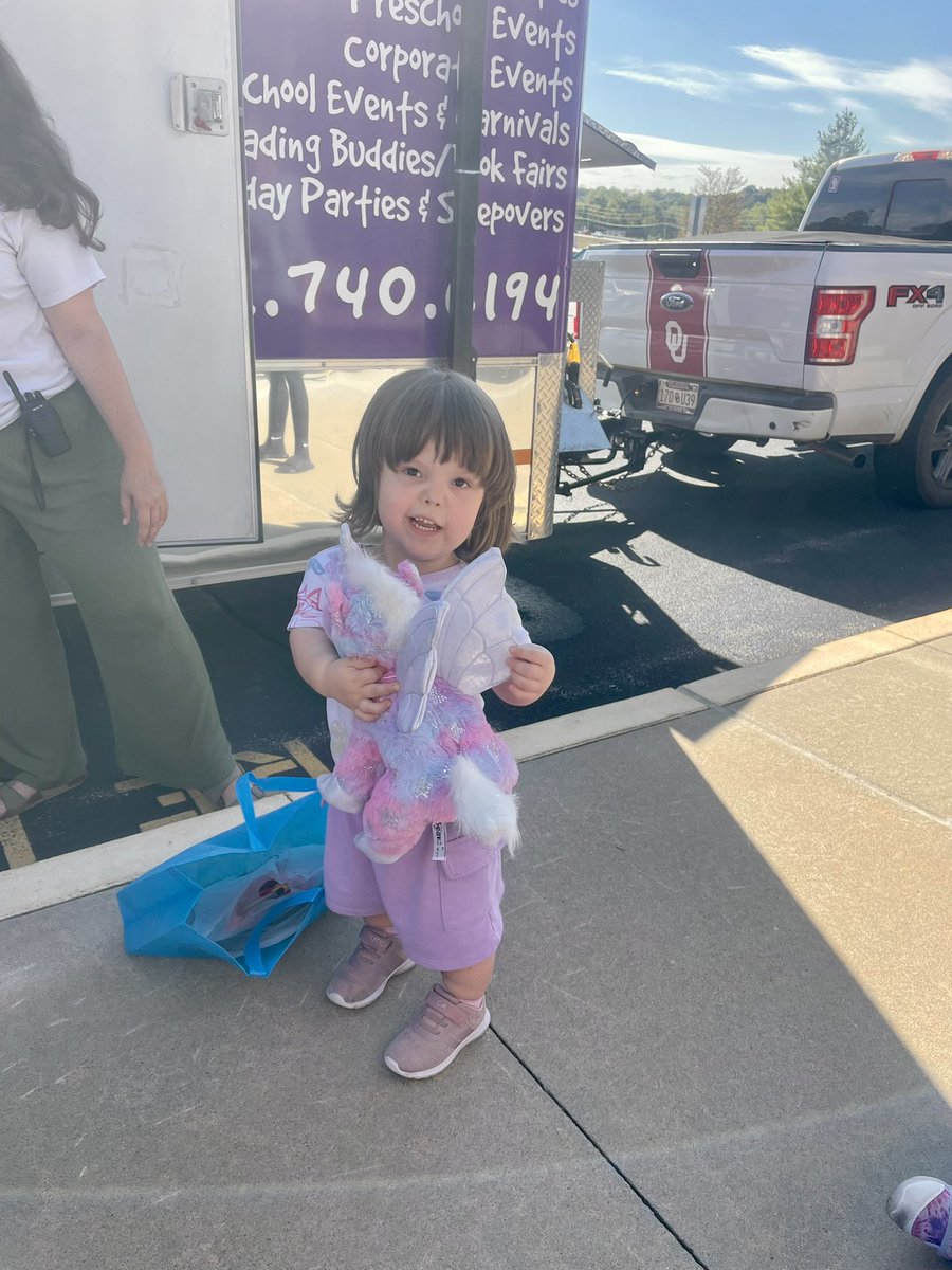 DrJKephart's tweet photo. The stuffing truck showed up @sdow_elc today for the WINGS Buddy-a-thon! The kids π₯° loved their new βReaders ROCKβ stuffed friends. π§Έππ€© #BlueJayPRIDE #ReadersROCK https://t.co/n1sNlWYu0o